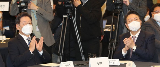 이재명(왼쪽) 더불어민주당 대선 후보와 윤석열 국민의힘 대선 후보가 지난달 27일 오후 서울 중구 프레스센터에서 한국지방신문협회 주최로 열린 지방자치대상 및 한국지역발전대상 시상식에 참석해 박수치고 있다. <연합뉴스>